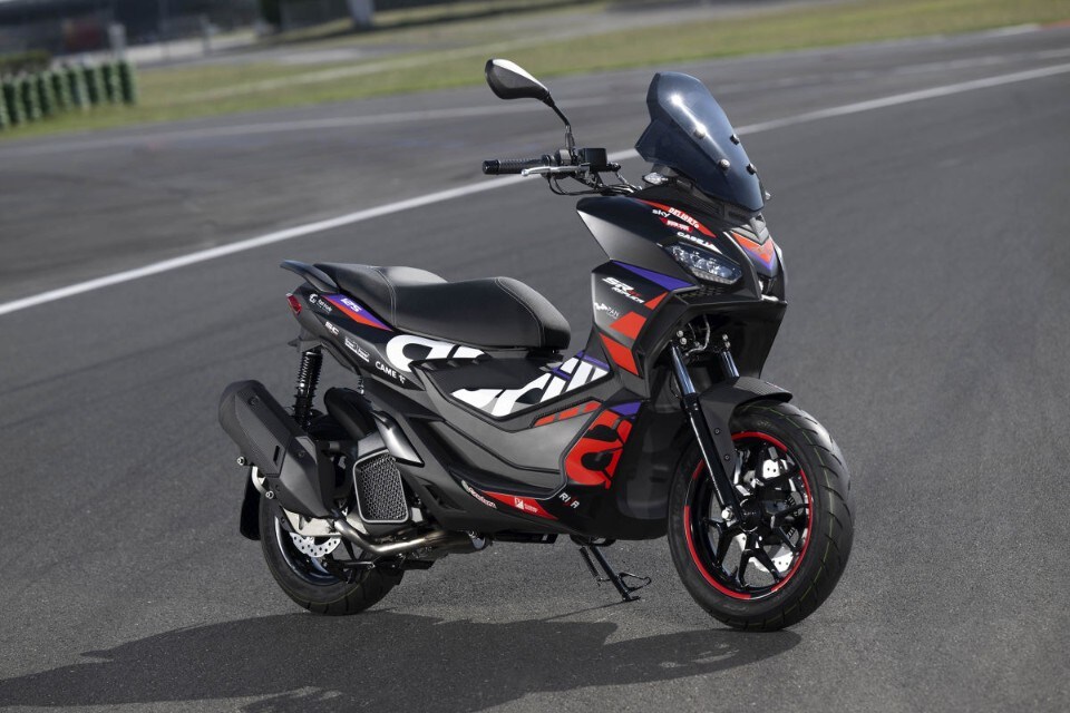 Aprilia: arriva l'SR GT Replica 2024